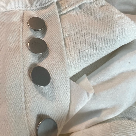 Signature 8 High-Rise Distressed White Denim Shorts Size 8 - Picture 6 of 6